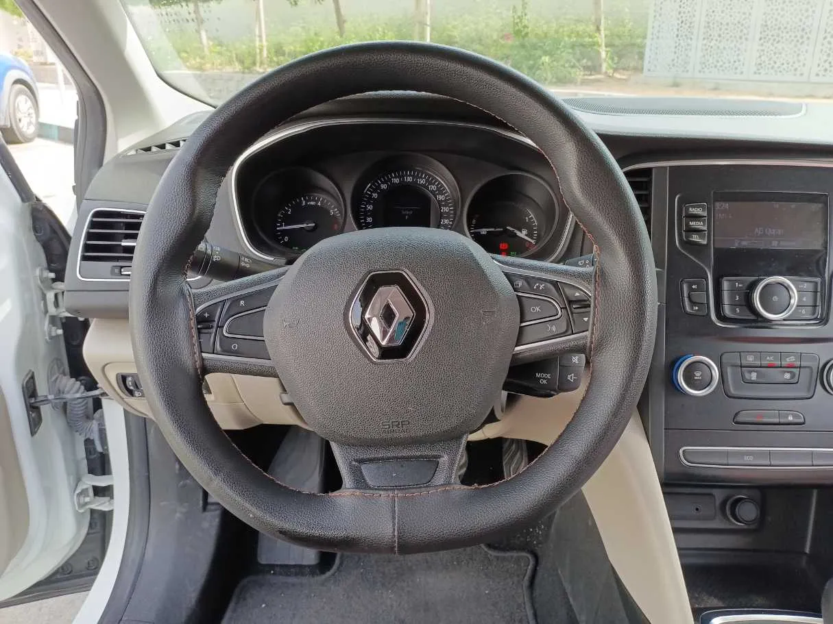 Car image 14