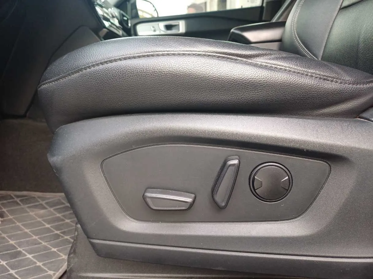 Car image 23