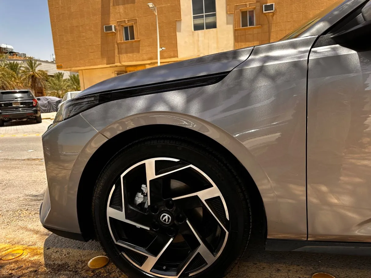Car image 9