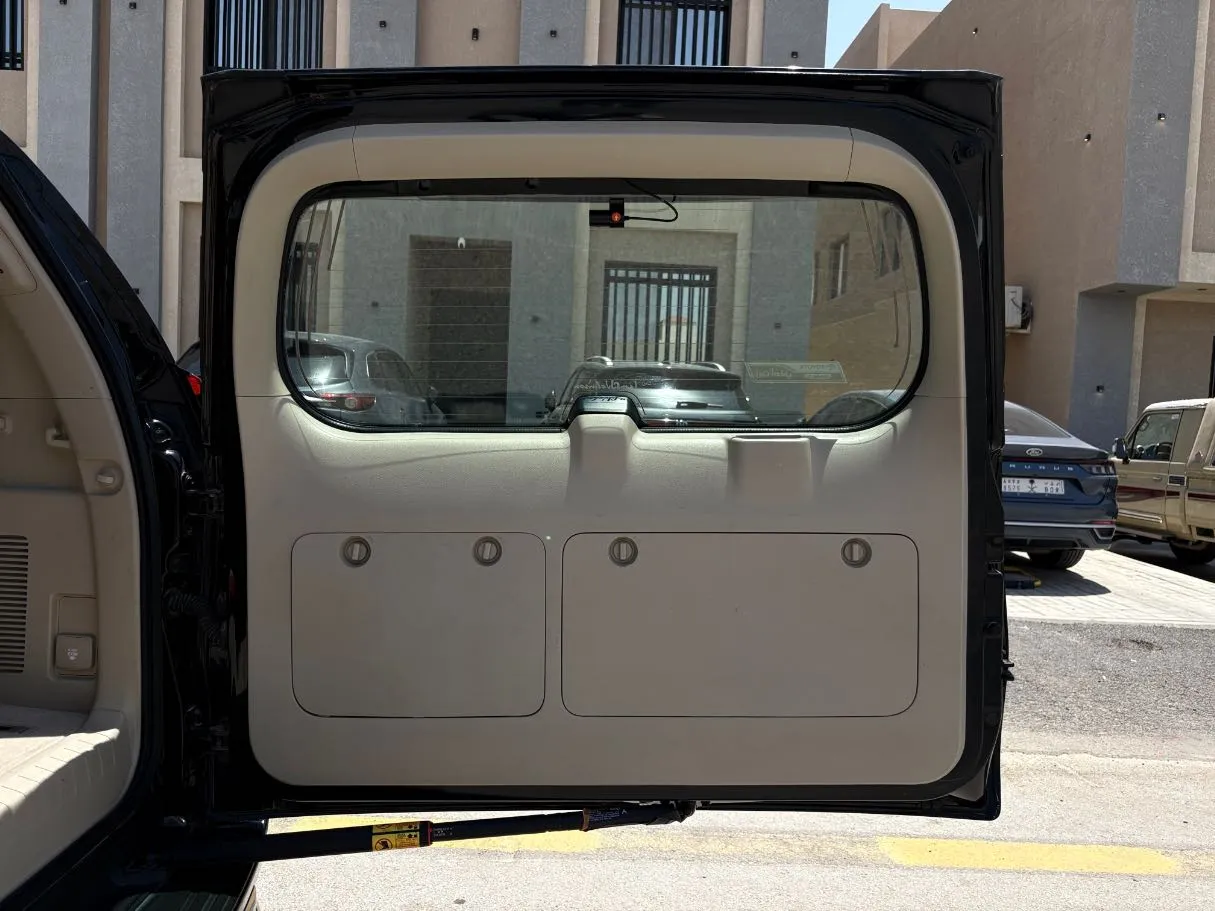 Car image 25