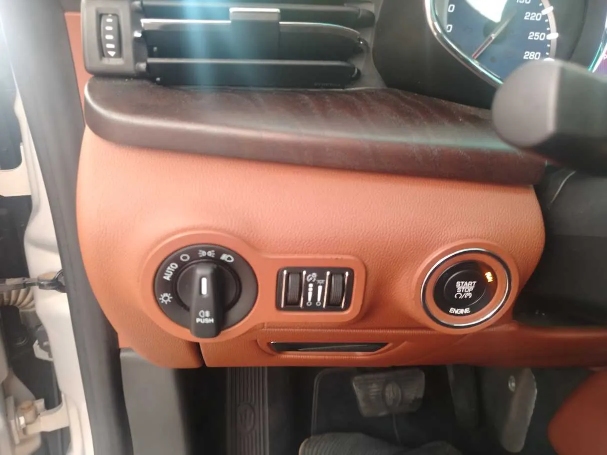 Car image 35