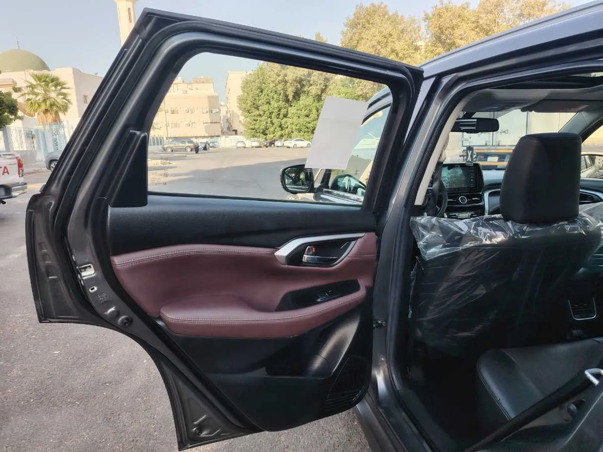 Car image 16