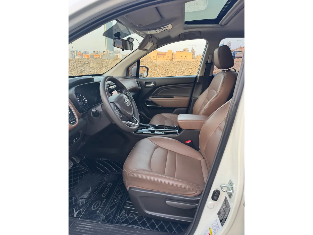 Car image 11