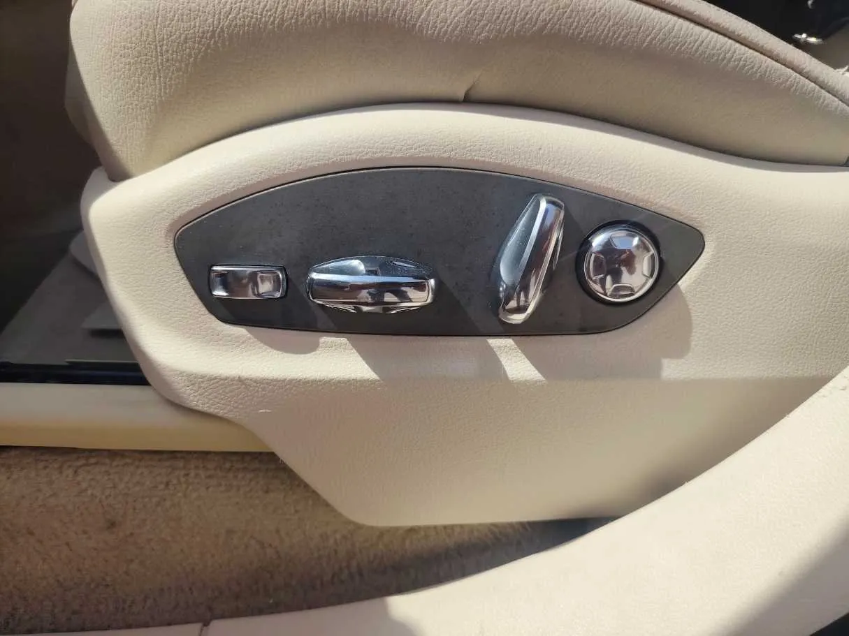 Car image 28