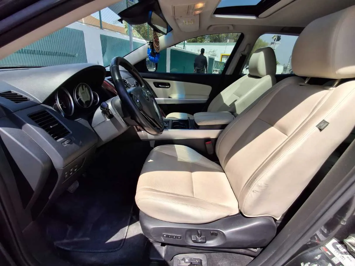 Car image 12