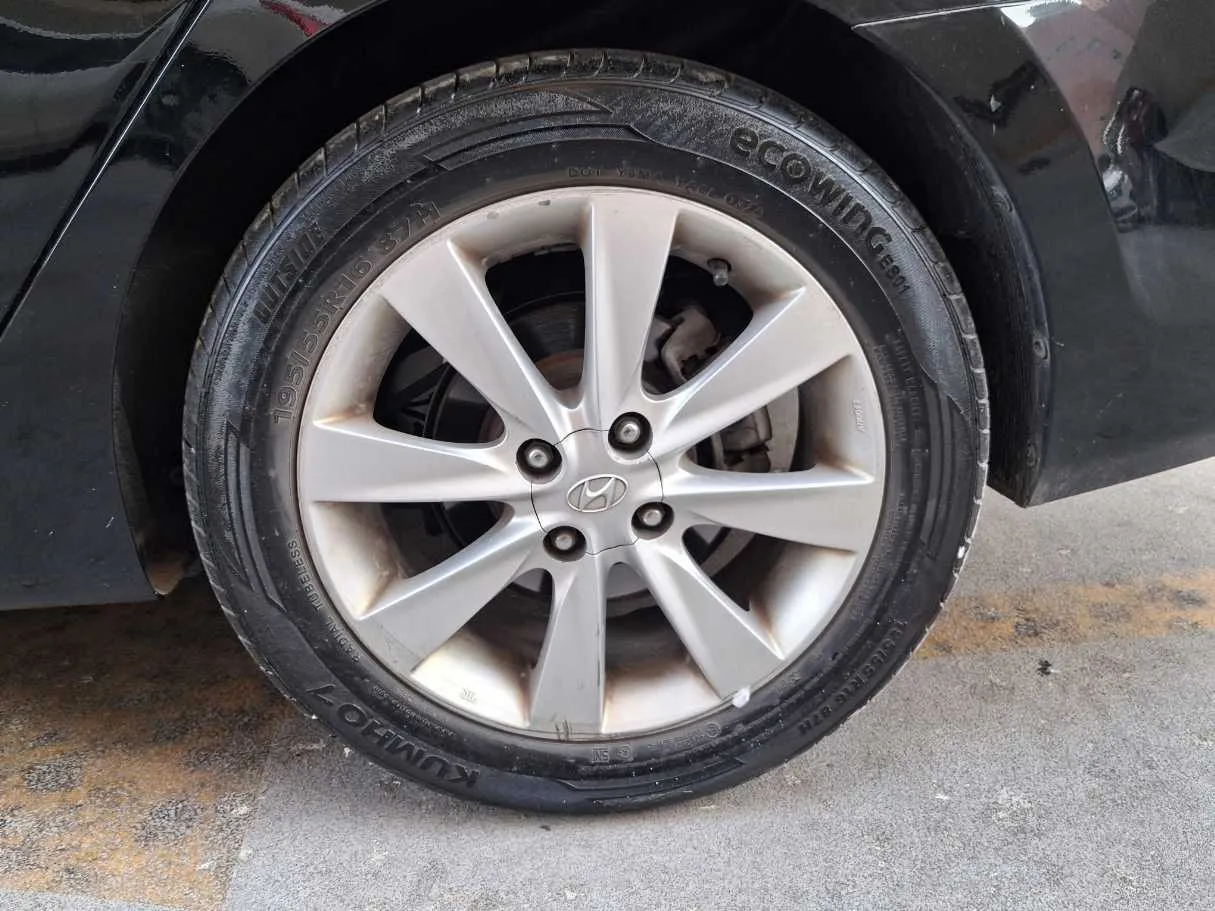 Car image 9