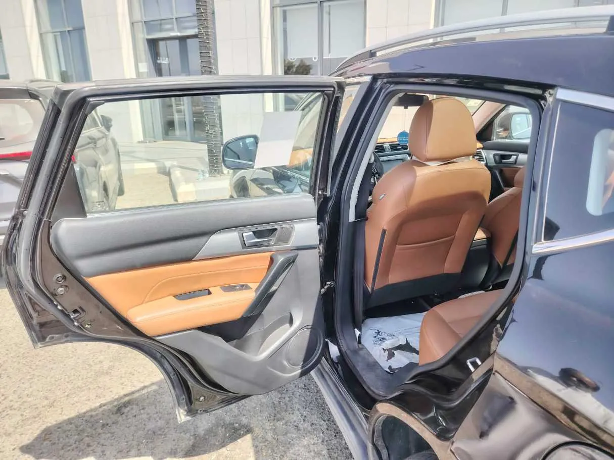 Car image 14