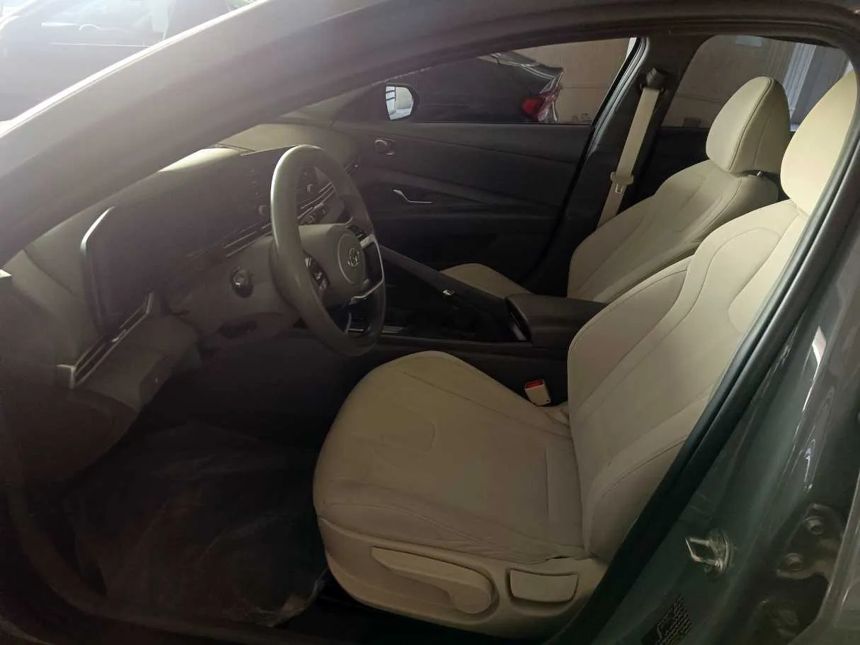 Car image 9