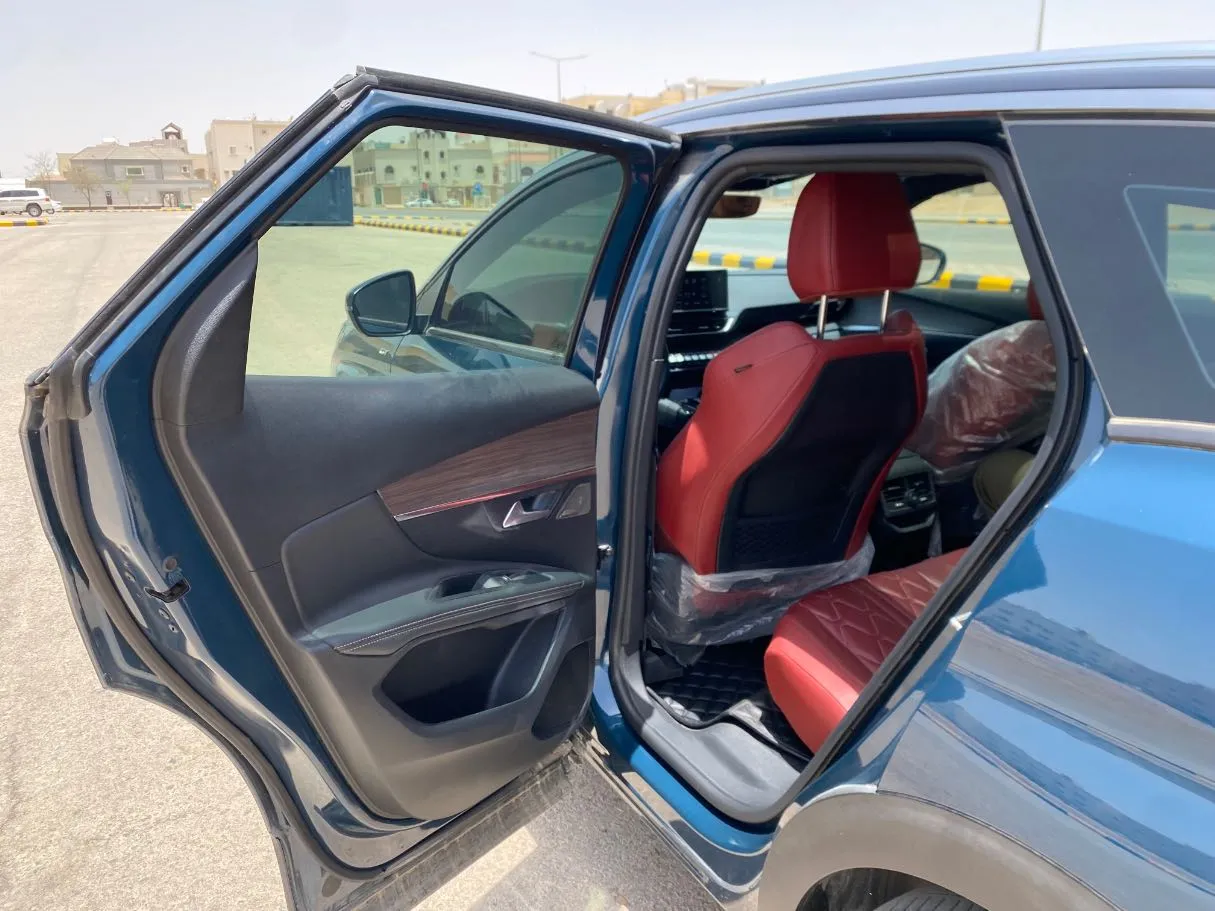 Car image 12