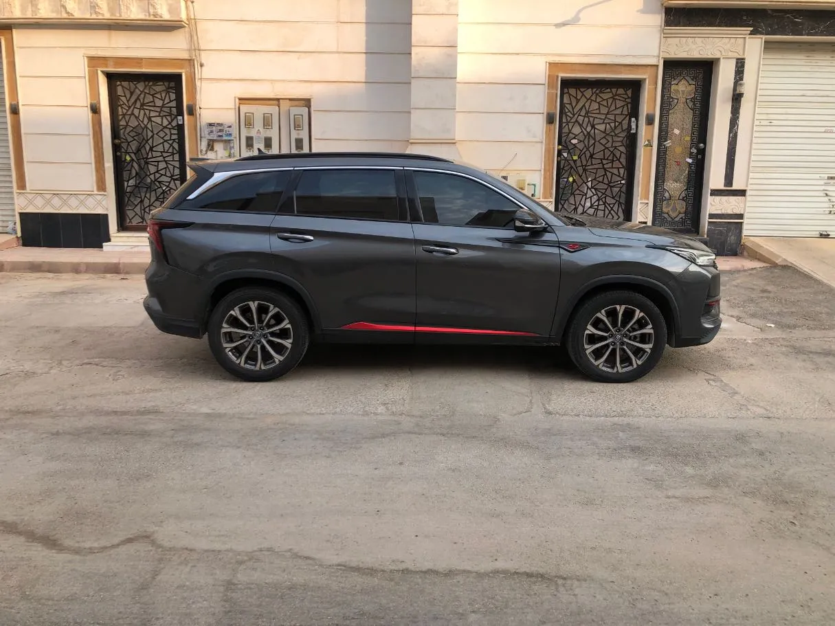 Car image 4