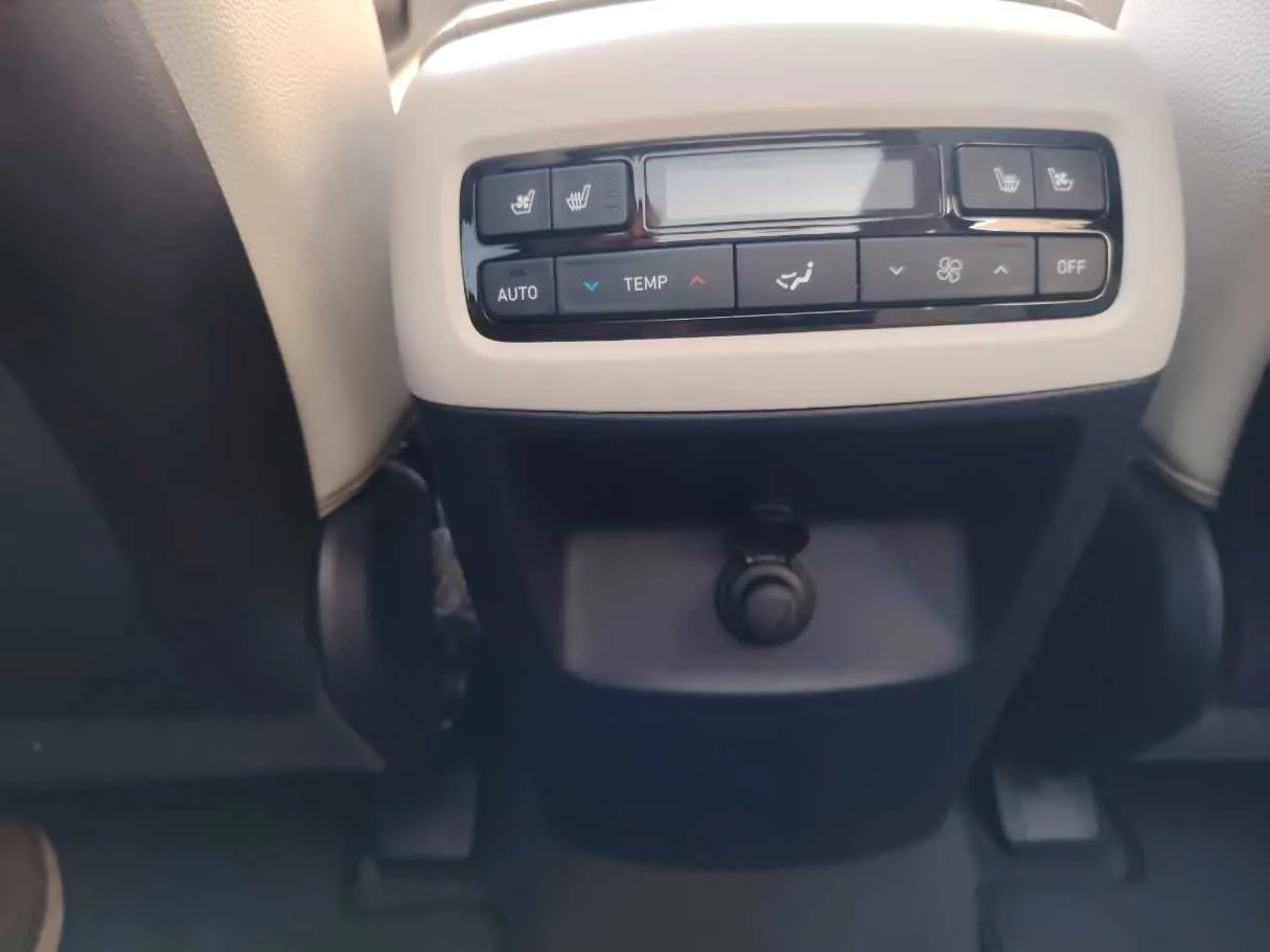Car image 34