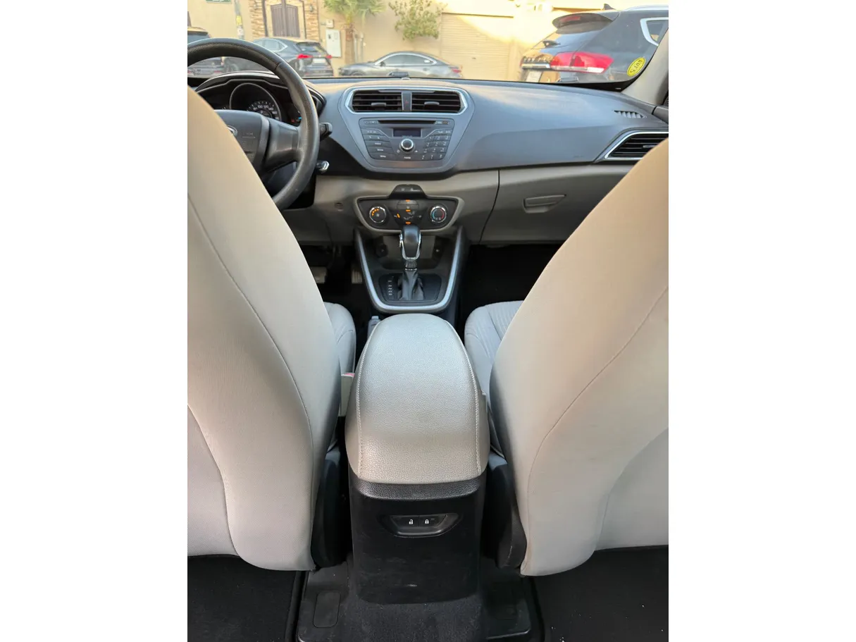 Car image 19