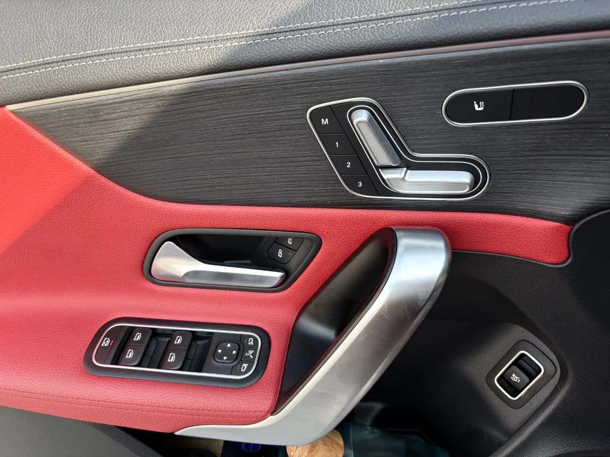 Car image 26