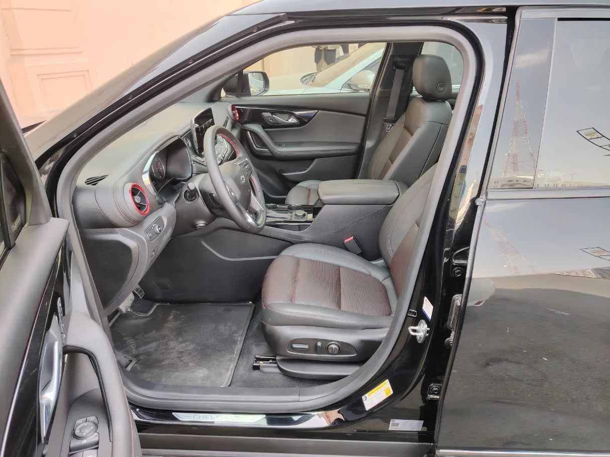 Car image 12