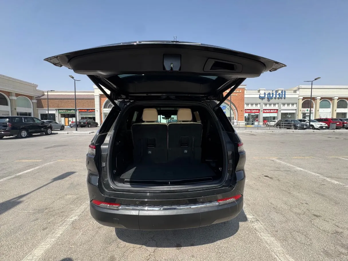 Car image 24