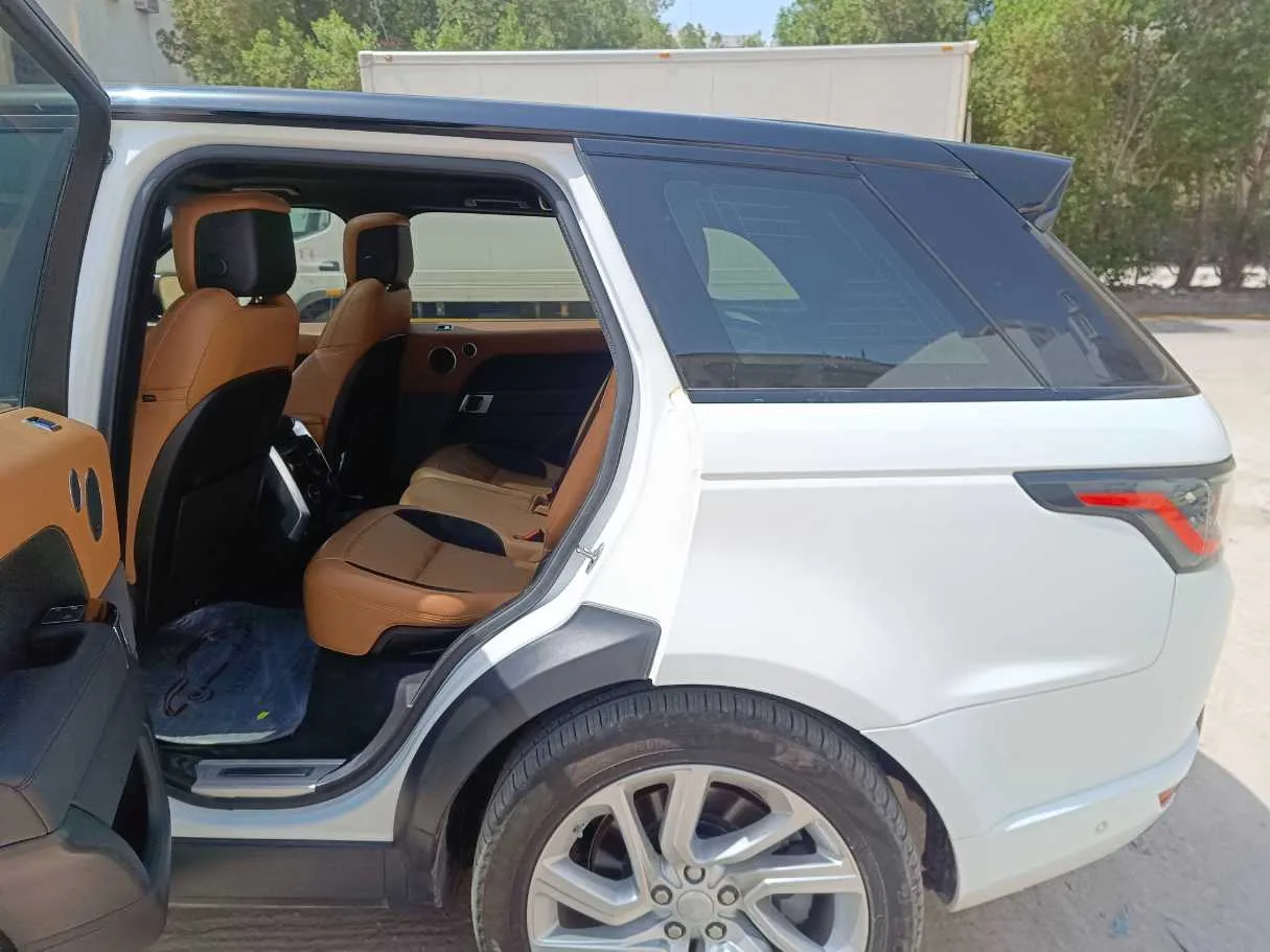 Car image 18