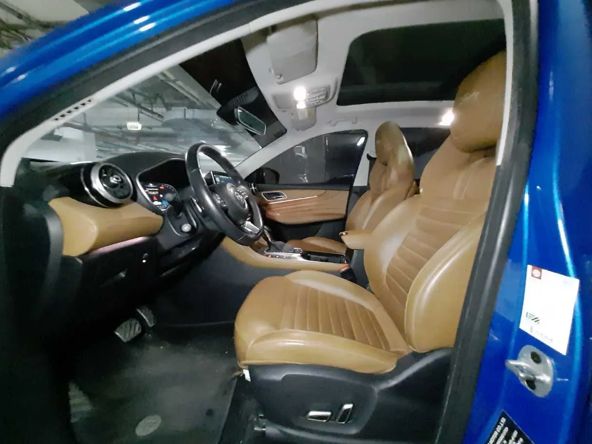 Car image 12