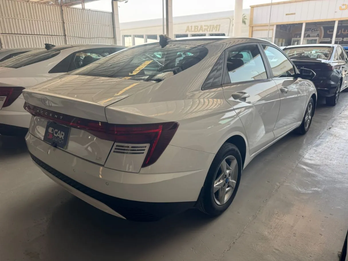 Car image 4