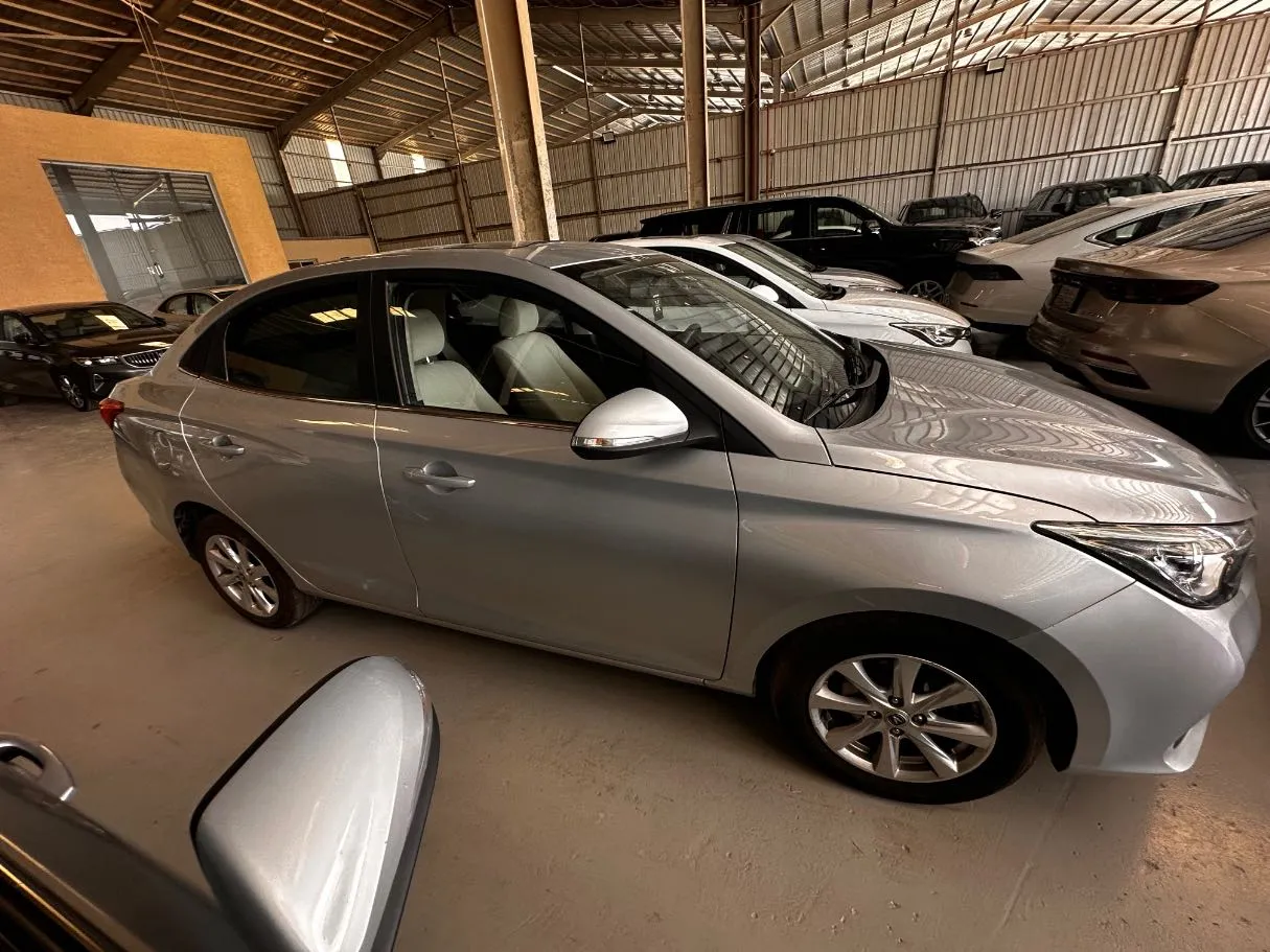 Car image 4