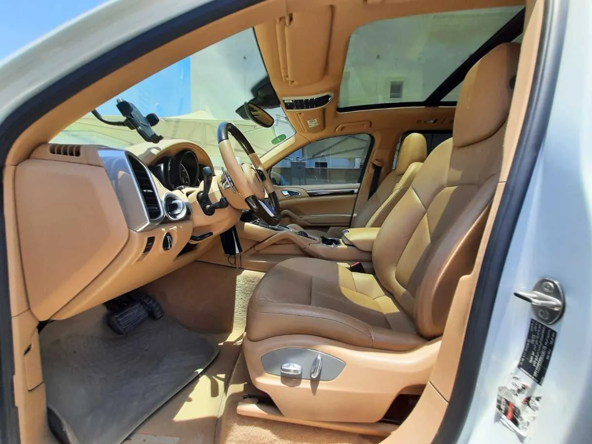 Car image 12