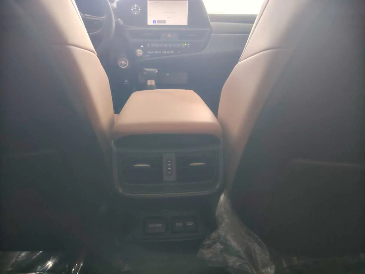 Car image 27