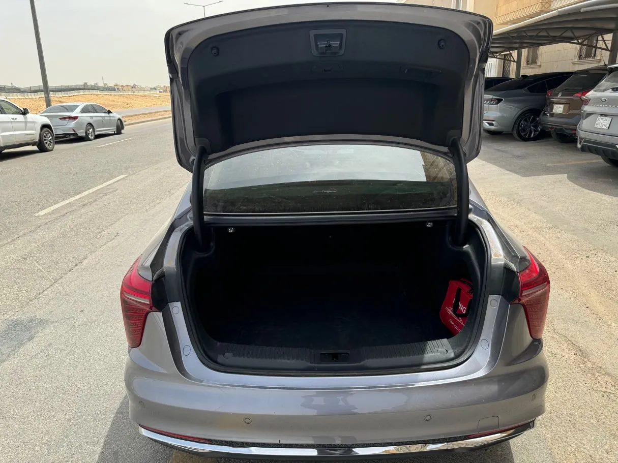 Car image 24