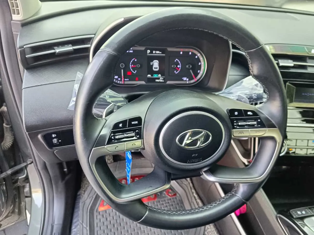 Car image 25