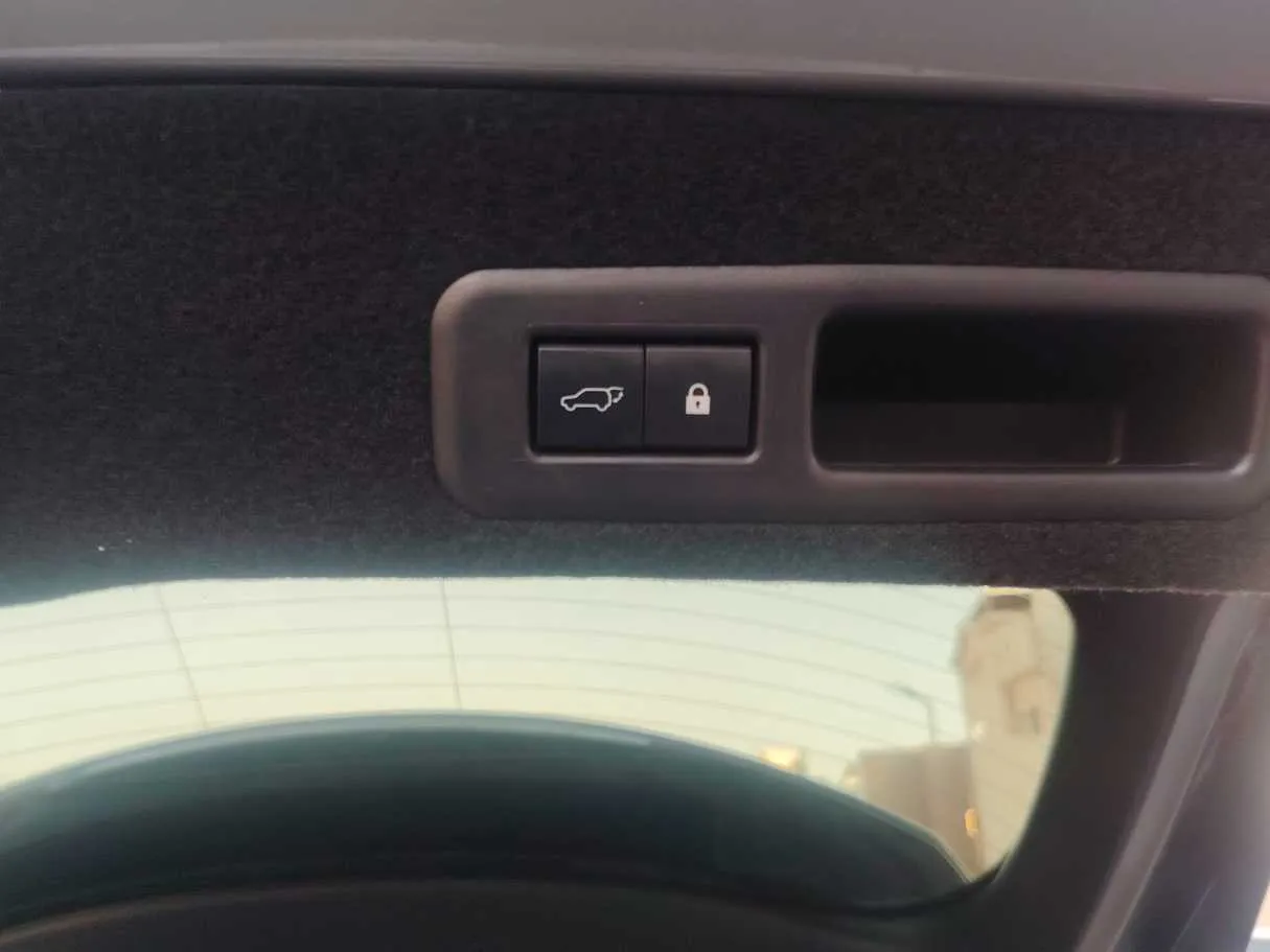 Car image 27