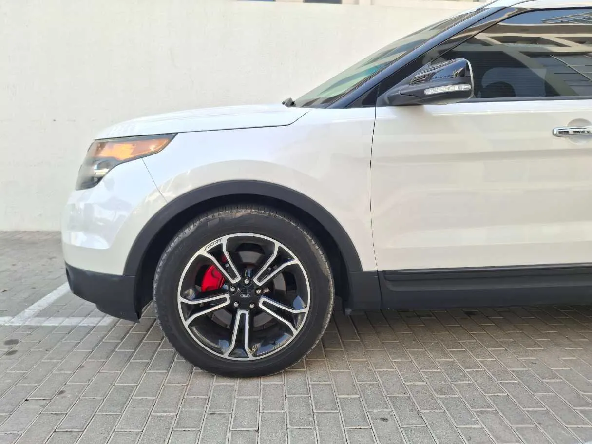 Car image 9