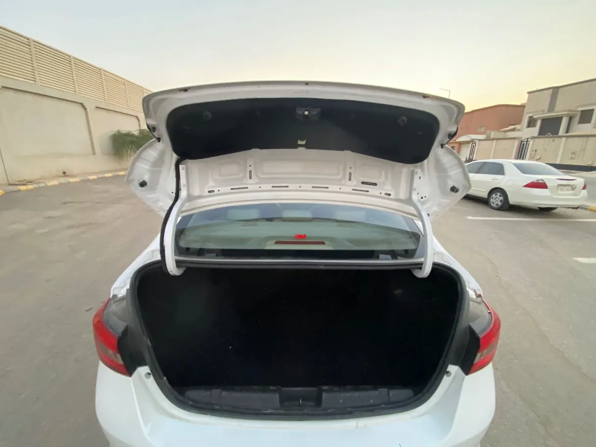 Car image 18