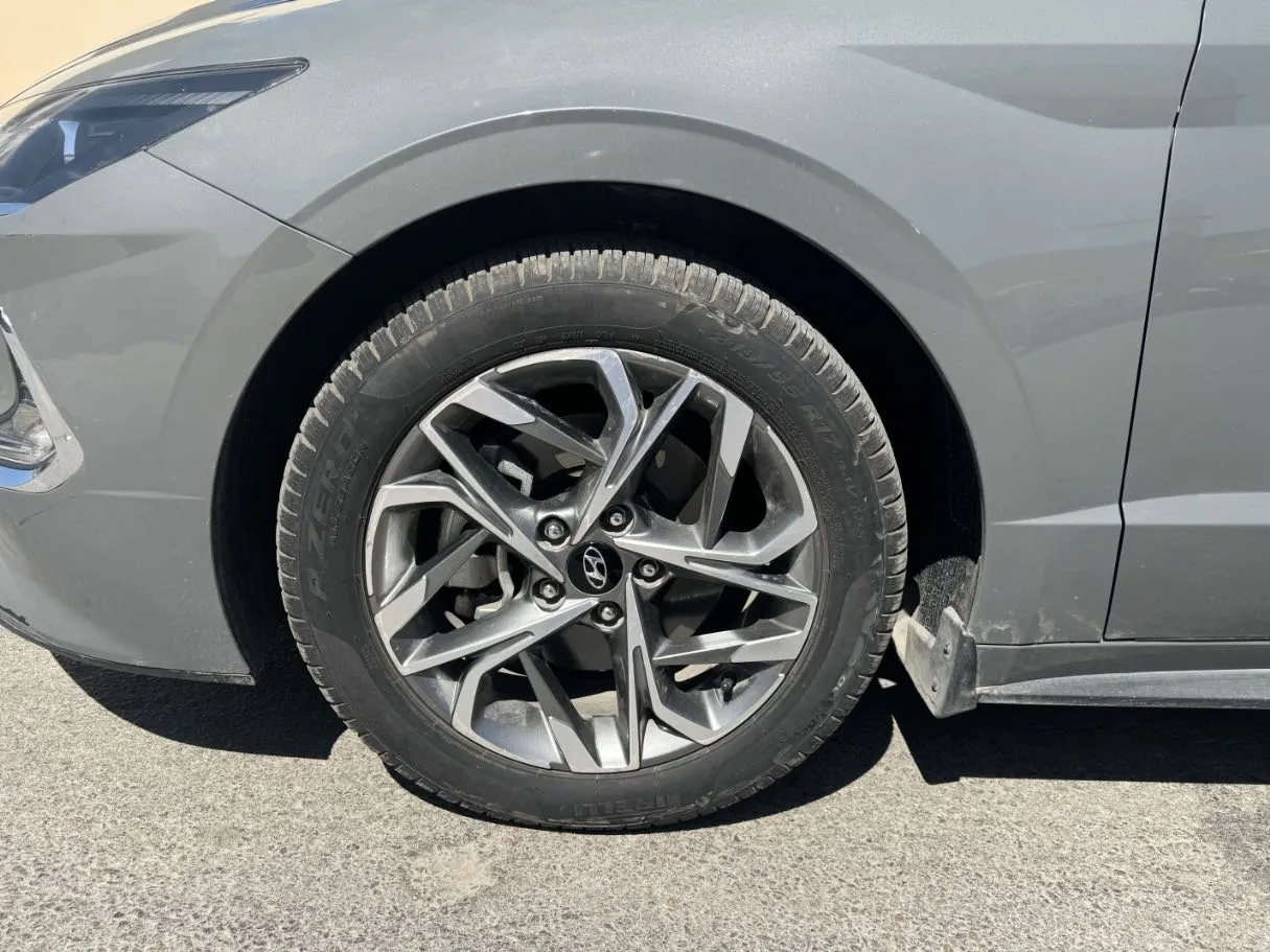 Car image 10