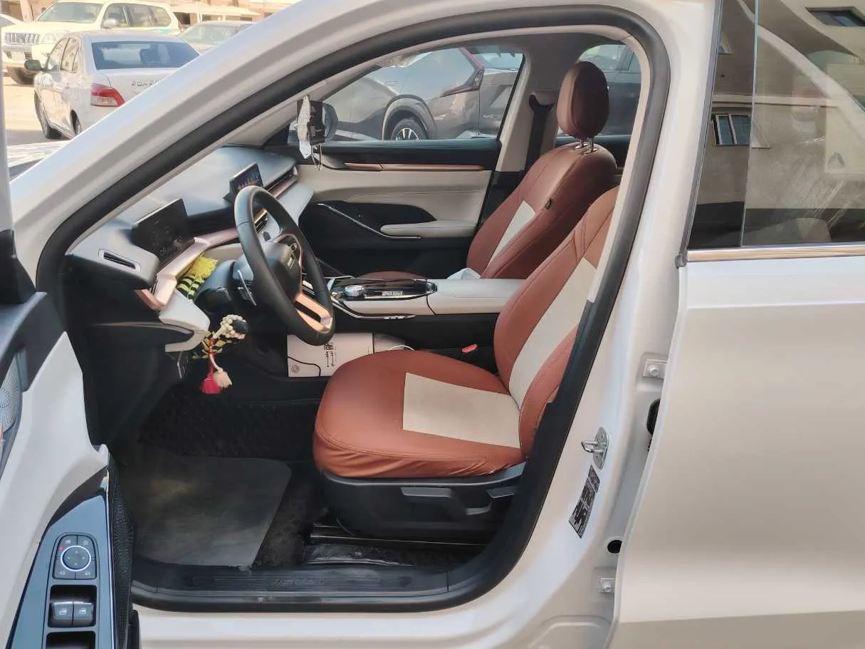 Car image 12