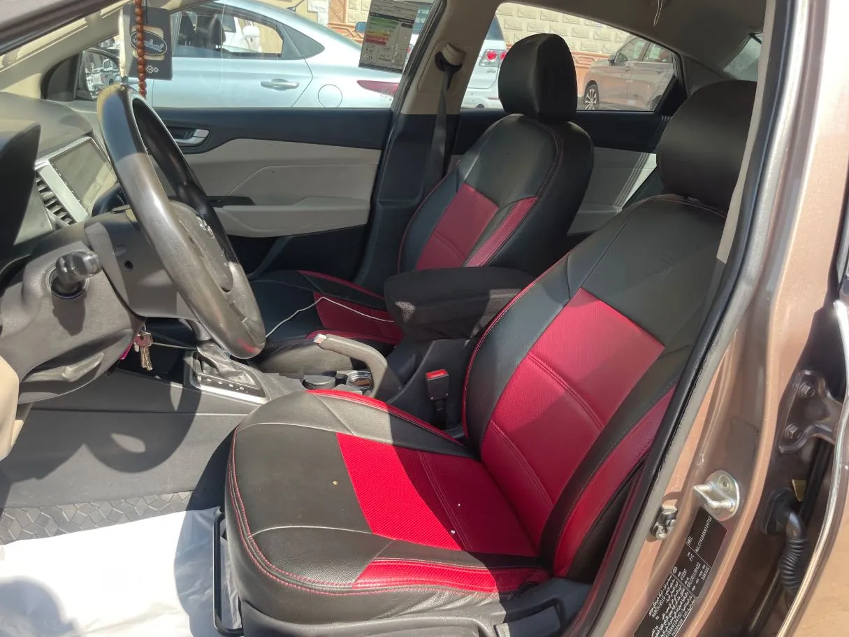 Car image 12