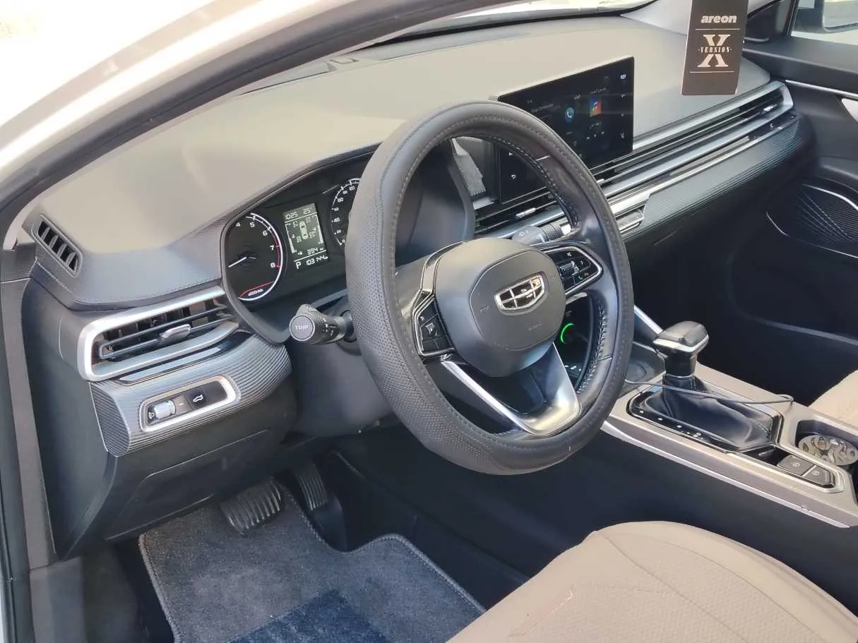 Car image 12