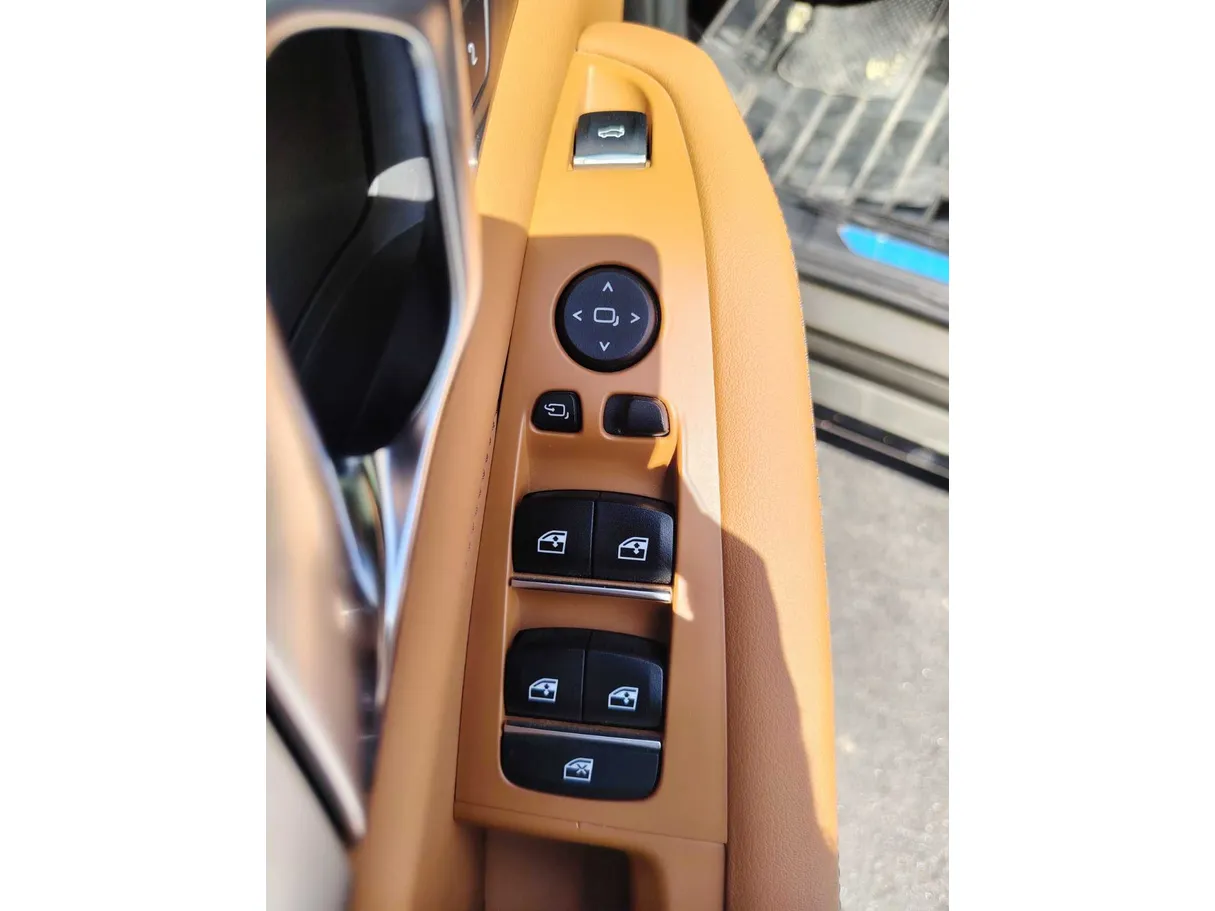 Car image 28