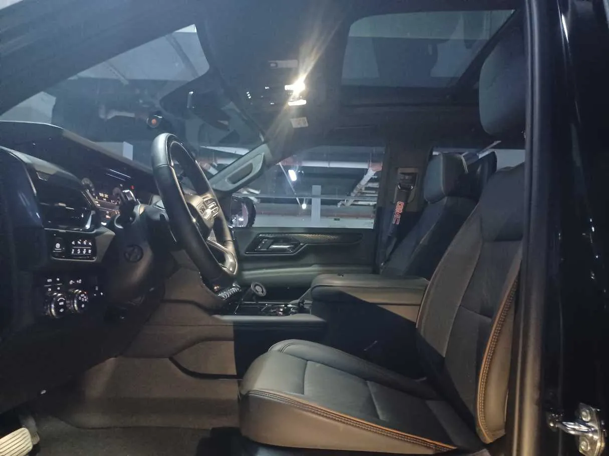Car image 12