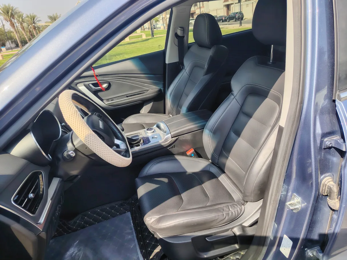 Car image 12