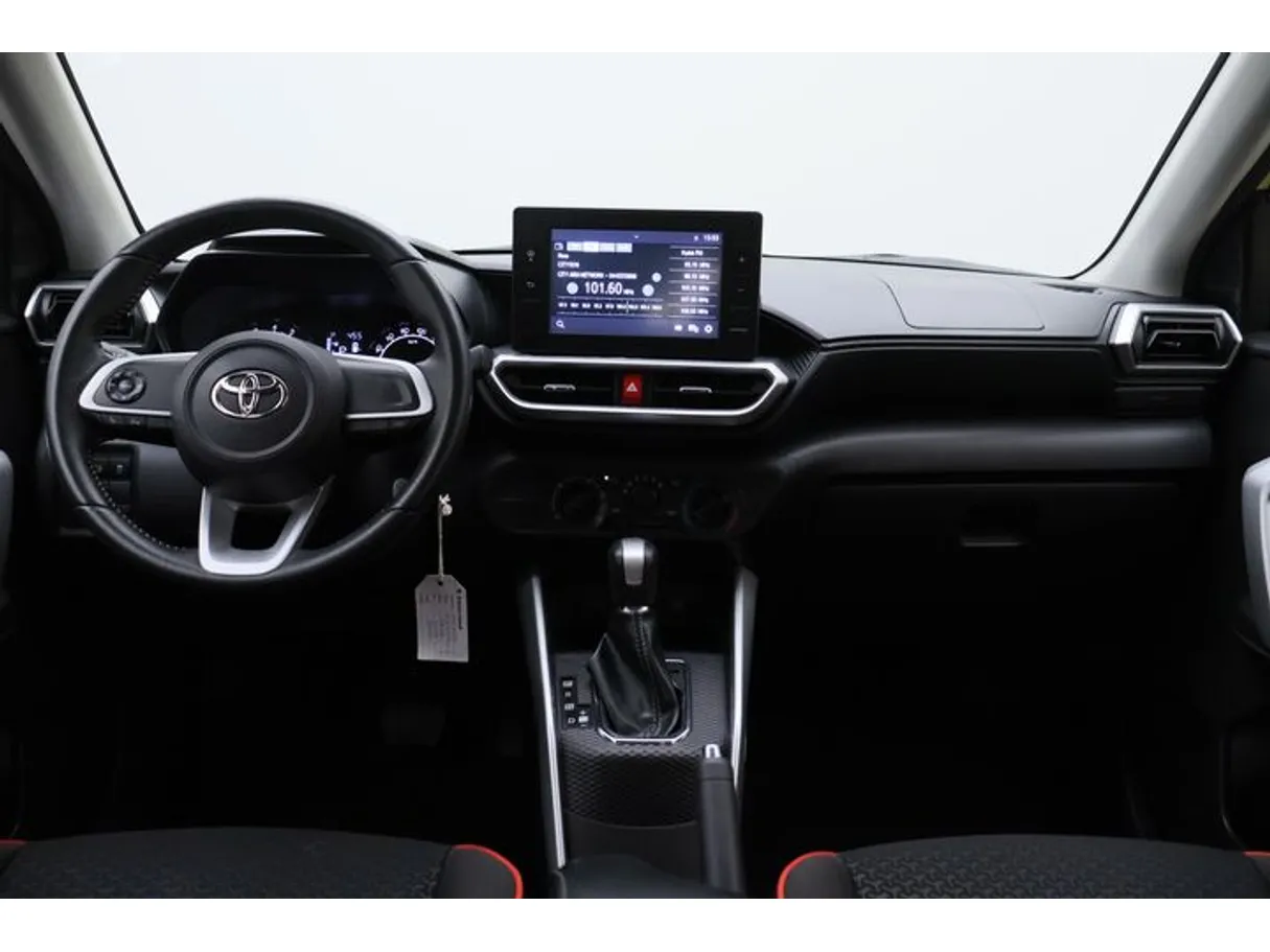 Car image 14