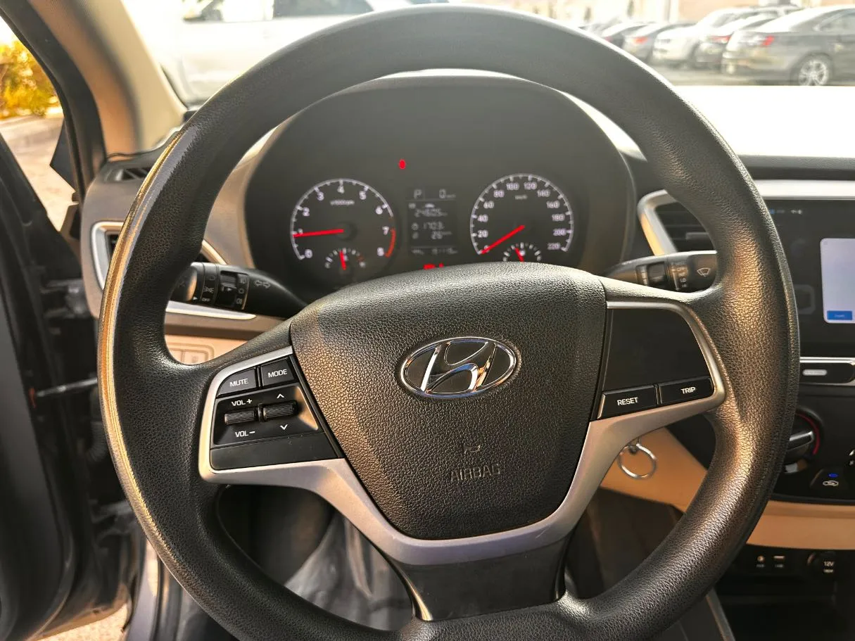 Car image 19