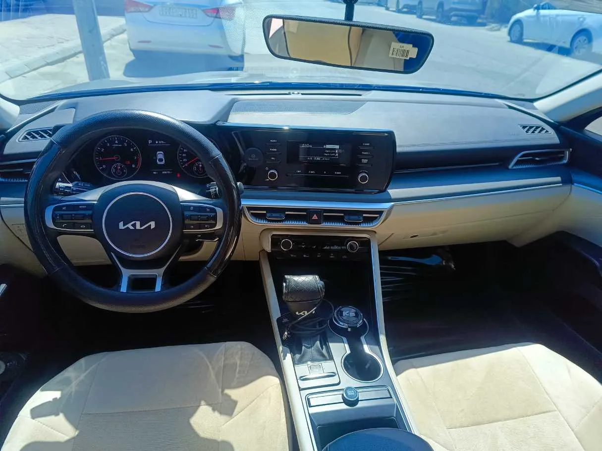 Car image 19