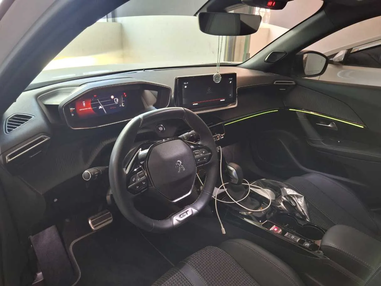 Car image 11