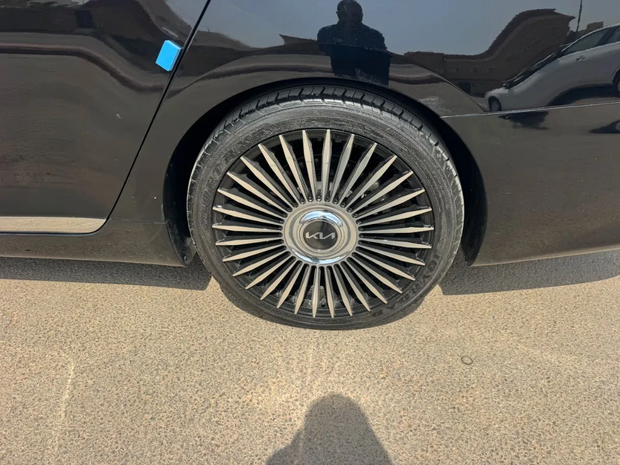 Car image 9