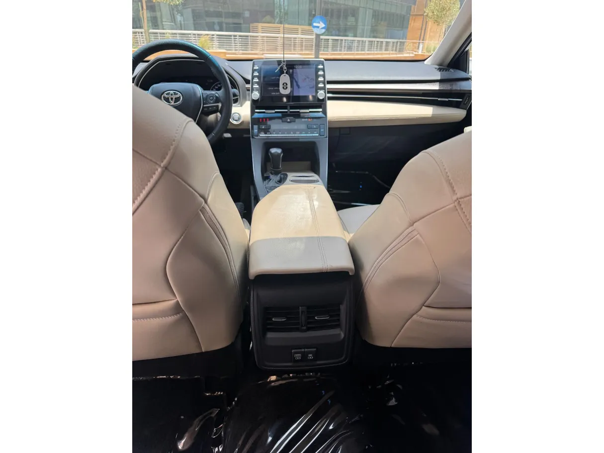 Car image 19