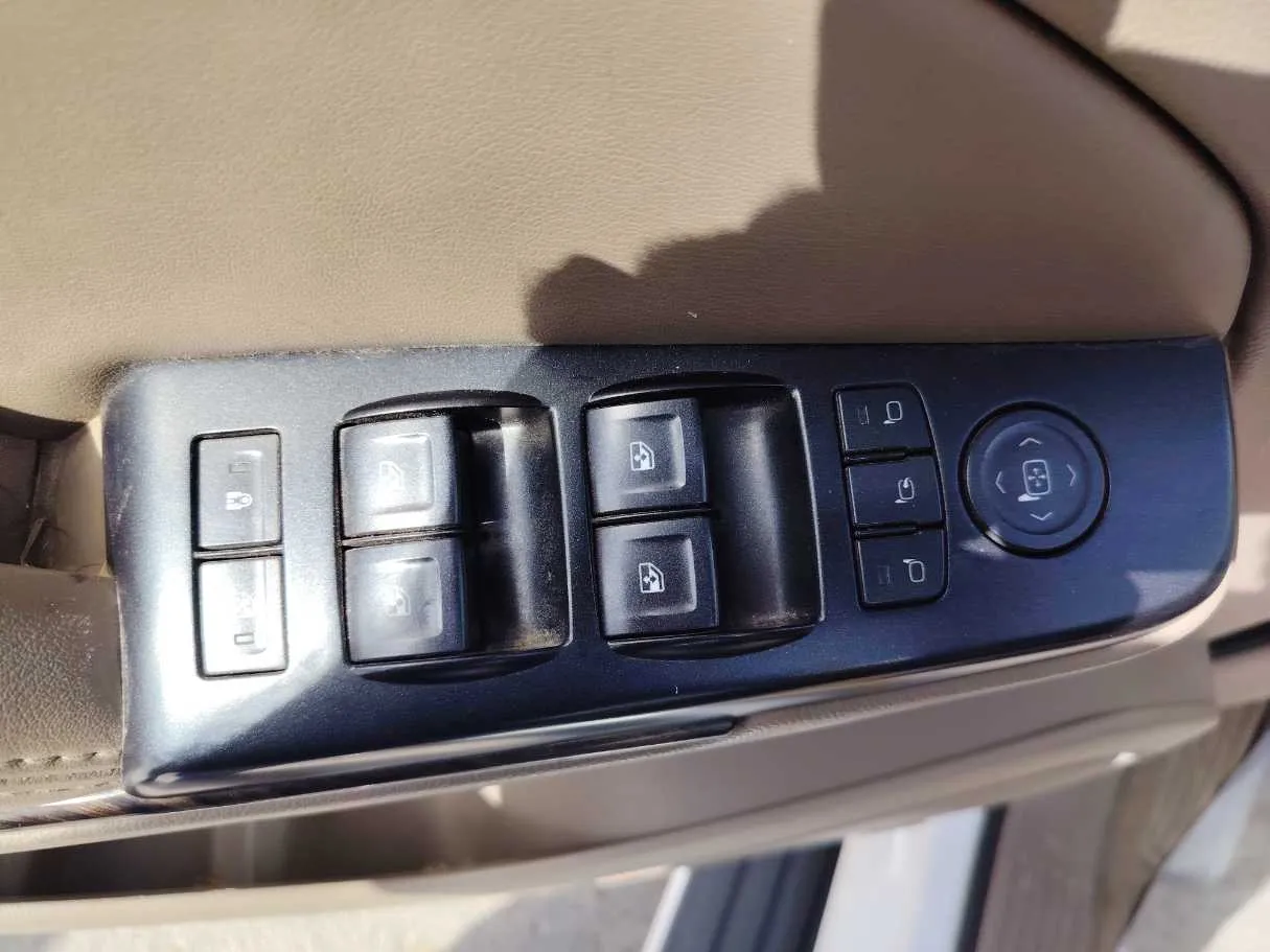 Car image 26