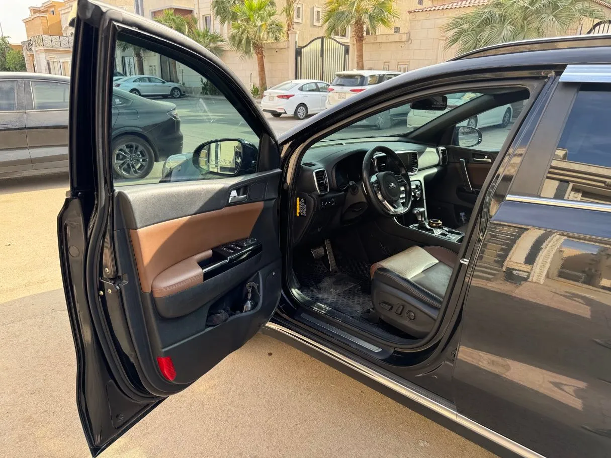 Car image 10