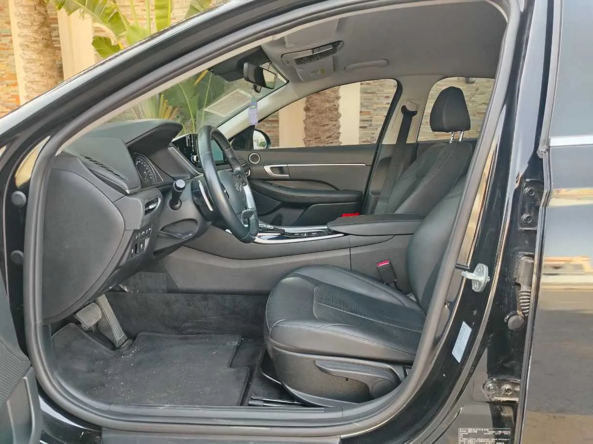 Car image 12