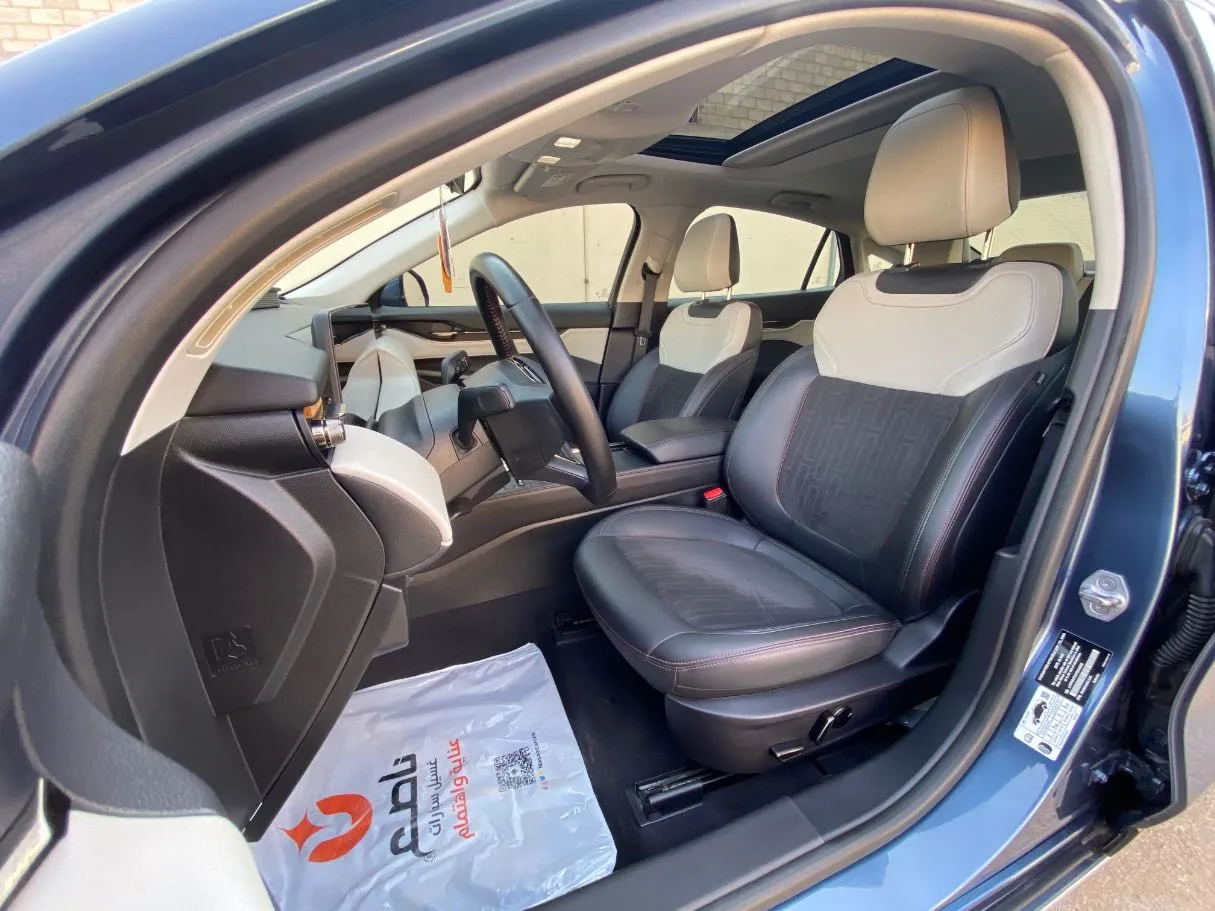 Car image 10