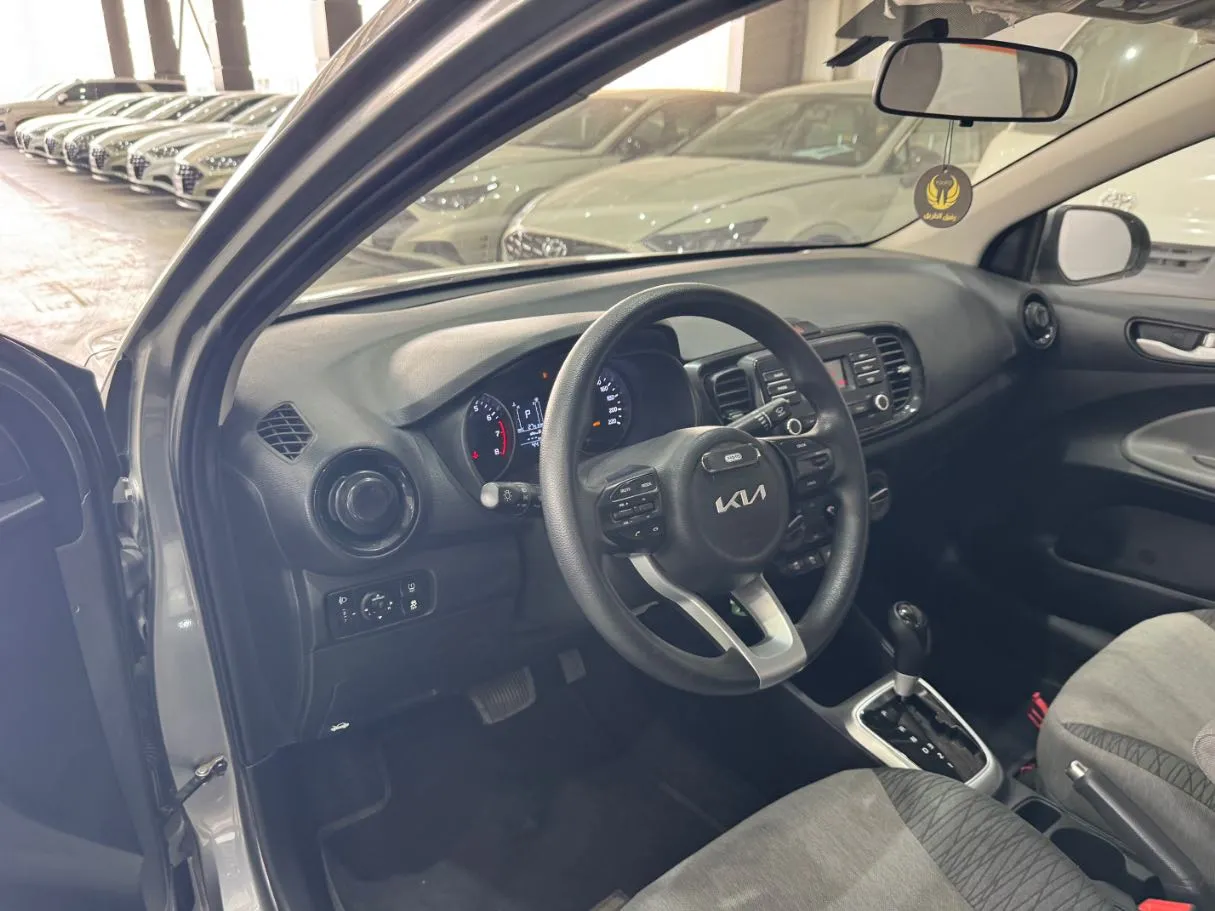 Car image 12