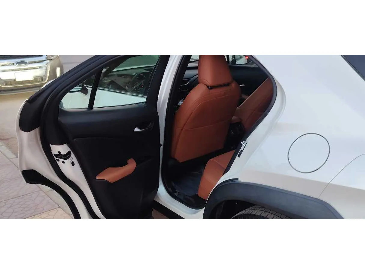 Car image 12