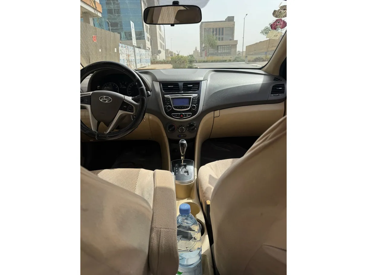 Car image 14
